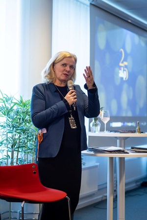 Kirsti-mindre.jpg Kirsti-mindre.jpg